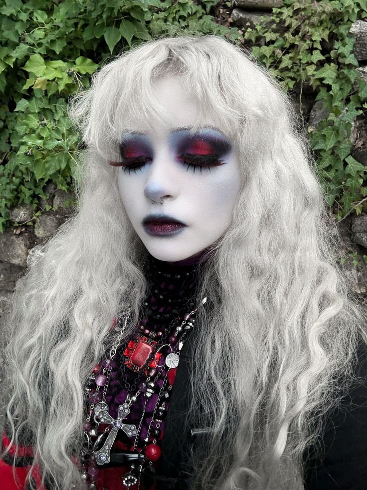 onetruelave's tweet photo. vampire chic https://t.co/PcJpu1sCwn