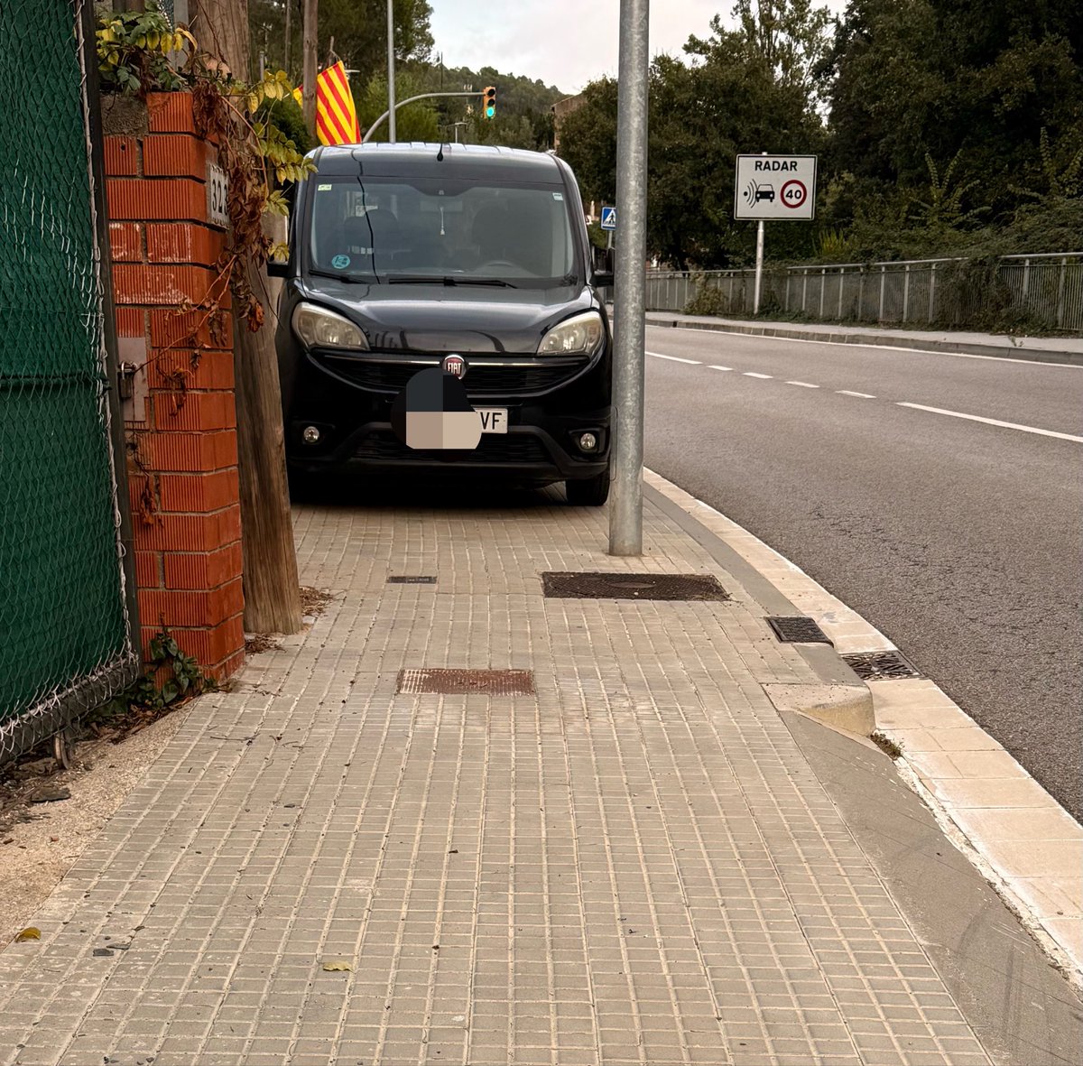 TAFANER6's tweet photo. 🛑 Impresentable: @diba @josepmvalles una  persona amb mobilitat reduïda s'ha vist obligada a fer mitja volta enrere per culpa dels cotxes aparcats  @ajsantcugat @cristinaparaira. Ha hagut de buscar l'altre pas, creuar a la vorera dels esbarzers i tornar a creuar https://t.co/nnJ2NhR0lt