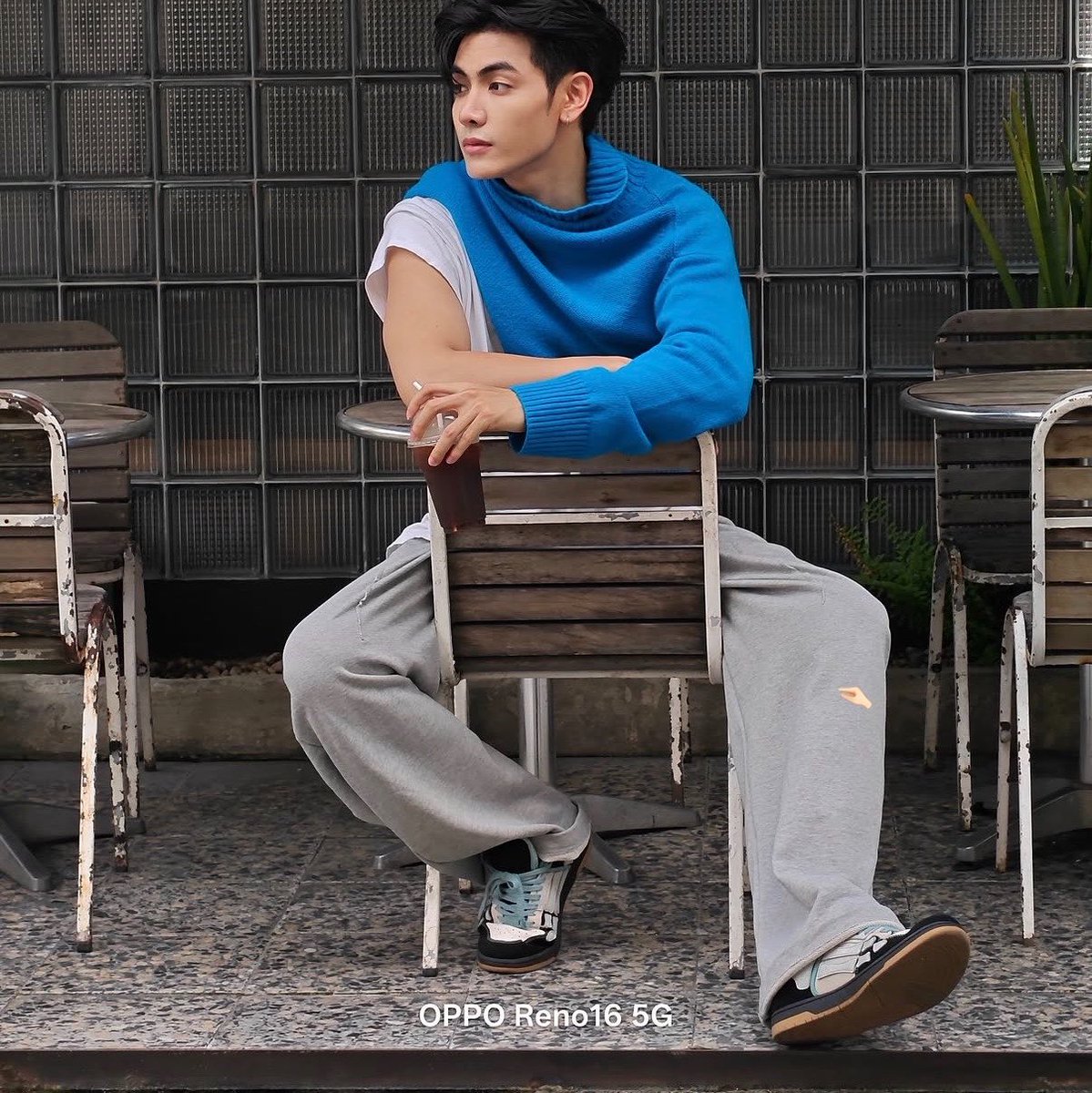 JananiIlan12447's tweet photo. GUYS I HAVE A VERY STRONG THEORY 😭🤣

I’M 100% DAMN SURE JOONGDUNK STAYED TOGETHER LAST NIGHT. 👀😭

With the flooding in Thailand and Dunk’s house surrounded by water, I honestly can’t imagine him going all the way home through that situation just to come back for his luggage today. 😭

This morning I saw Dunk’s mom explaining how difficult it is to get in and out because of the flooding, so I’m thinking… WHERE DID DUNK STAY LAST NIGHT? 👀

And now he’s at the airport without his luggage, wearing a much more casual outfit… WAIT—ARE THOSE JOONG’S CLOTHES??? 🤨🤣 EVEN THE PANTS TOO??? 😭

Then Joong’s mom mentioned his boots for tomorrow, while his shoes were already wet in yesterday’s photos. 👀

SO… THEY STAYED TOGETHER → WOKE UP → WENT TO PICK UP THEIR LUGGAGE. 😭🤣

I’M 100% DAMN SURE. I JUST CAN’T PROVE IT — THE ONLY PROOF IS JOONGDUNK THEMSELVES. 👀🤏🏻

At this point, I seriously need to go to Thailand and collect all the evidence myself. 😭🤣 If I had invisible powers and could teleport from one city to another, I WOULD DO IT FOR JOONGDUNK. 💀🕵🏻‍♀️

JoongDunk, you two better explain yourselves. 😭