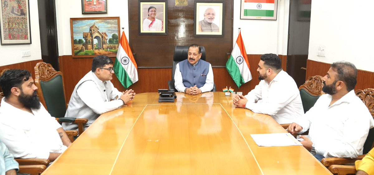 DrJitendraSingh's tweet photo. पहाड़ी क्षेत्र #Bani, जिला कठुआ, से आए हुए भारतीय जानता पार्टी के युवा साथियों ने मेरे दिल्ली आवास पर, भोजन पर भेट कीl https://t.co/bLJUbi5QCw