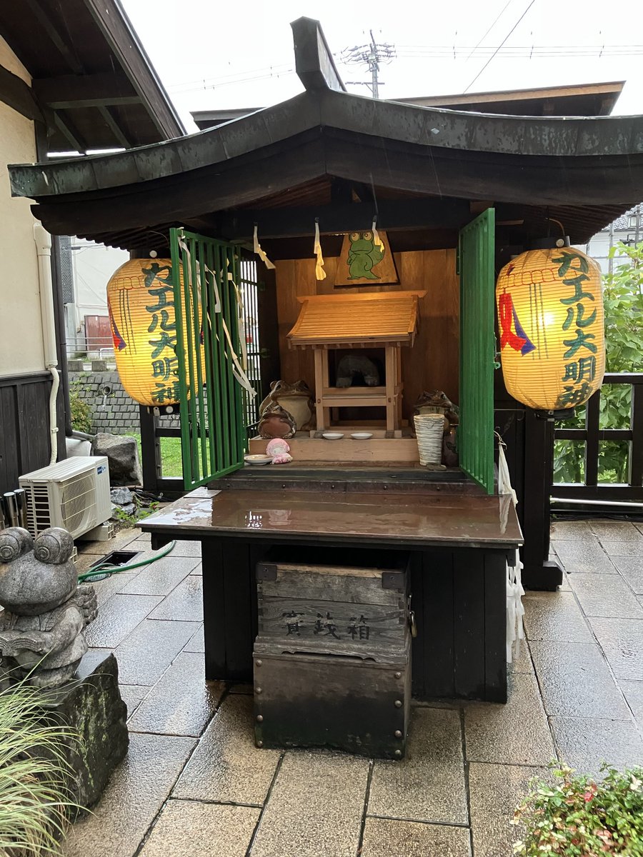 Ri_ko_0217's tweet photo. なわて通り商店街。カエル推しが凄い。 https://t.co/lxeCvrl2Hf