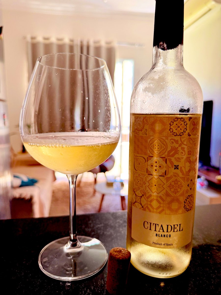 joycealmeida1o's tweet photo. Notas de abacaxi, boa estrutura, acidez média e muito fresco. 

Foi perfeito para o calor de Ribeirão Preto. 

#wine #vinhostwitter https://t.co/v4g8gL8wfb
