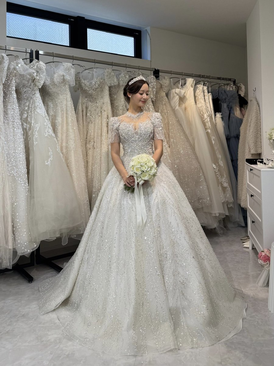 nanahirahira_7's tweet photo. 日本でキラッキラの本場の韓国ウェディングドレスを着れるのはここ👰‍♀️

📍Renoveil (横浜元町) https://t.co/XUFdZ7n12R
