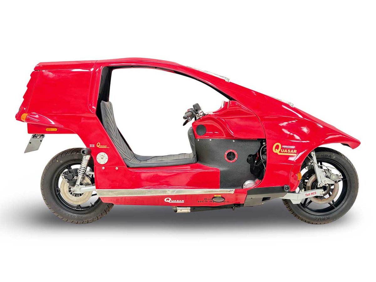 PutiMotor's tweet photo. 1970年代イギリス発の全天候型バイク「クエーサー」。

工業デザイナーのマルコム・ニューウェルと、エンジニアのケン・リーマンの二人が製作。

1976年の発売当初は、イギリスのリライアント・ロビンという３輪自動車のエンジンを流用しており、21台だけがリリースされたが、リライアントが倒産。

その後、スズキ「GS850G」のシャフトドライブエンジンや低重心姿勢を採用。

生産30台未満ながら強い爪痕を残した夢の逸品。

https://t.co/HJ9dx4ZgiU