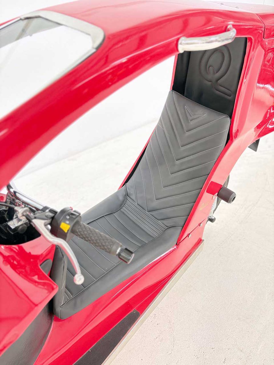 PutiMotor's tweet photo. 1970年代イギリス発の全天候型バイク「クエーサー」。

工業デザイナーのマルコム・ニューウェルと、エンジニアのケン・リーマンの二人が製作。

1976年の発売当初は、イギリスのリライアント・ロビンという３輪自動車のエンジンを流用しており、21台だけがリリースされたが、リライアントが倒産。

その後、スズキ「GS850G」のシャフトドライブエンジンや低重心姿勢を採用。

生産30台未満ながら強い爪痕を残した夢の逸品。

https://t.co/HJ9dx4ZgiU