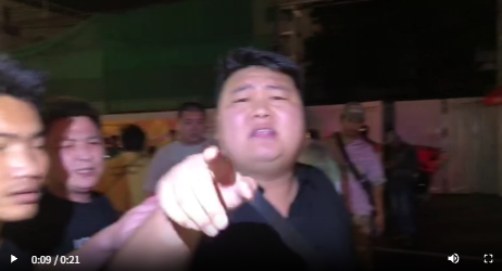 xavixavi592705's tweet photo. シアヌークビルでバイクの中国人が男性と衝突し男性が重傷
中国人が仲間の中国人達を呼び出して、記者らを襲撃し携帯を破壊
https://t.co/KnaypwiGue https://t.co/kk2F0ShvG3