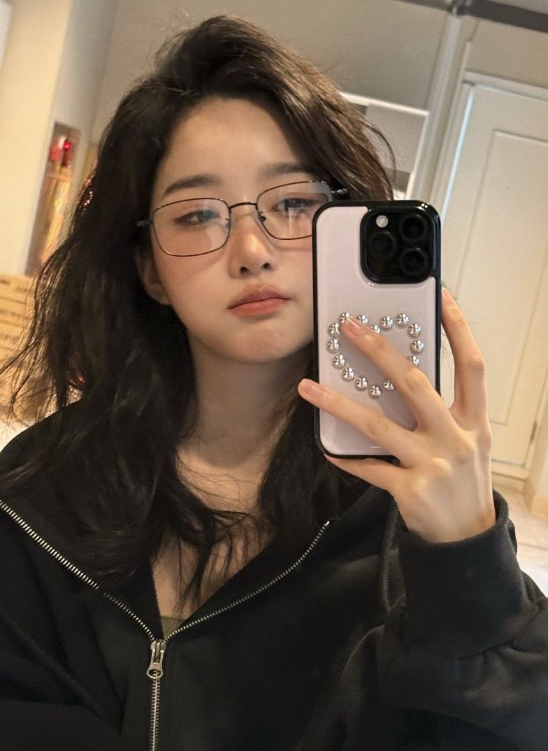 oddXinyeoubi's tweet photo. if all hell breaks lose just know….YOOYEON WITH GLASSES😩😩🫠🫠 https://t.co/UZBBCk3Jmx