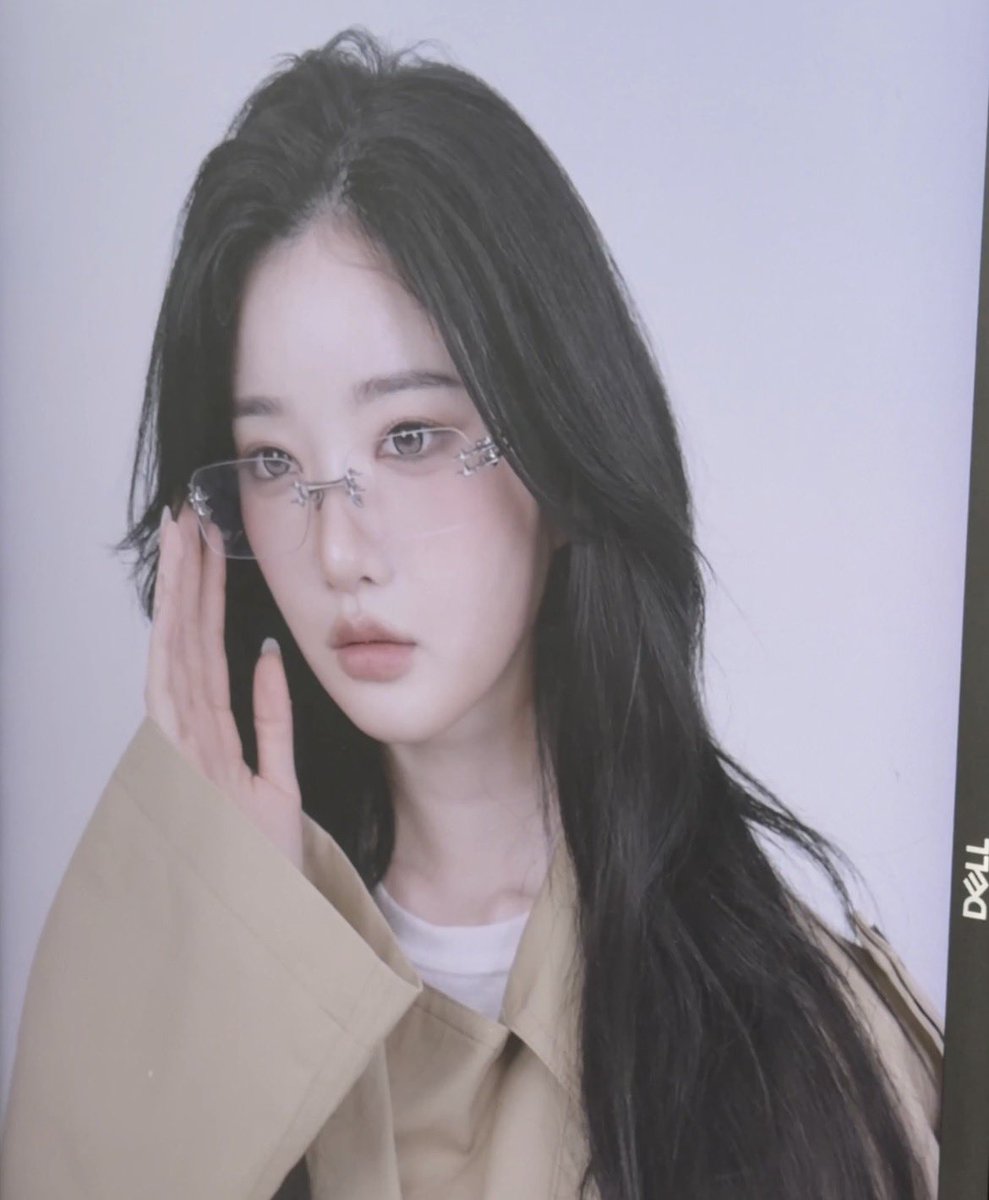 oddXinyeoubi's tweet photo. if all hell breaks lose just know….YOOYEON WITH GLASSES😩😩🫠🫠 https://t.co/UZBBCk3Jmx