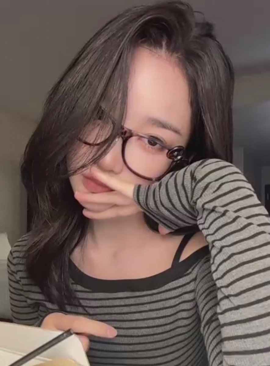 oddXinyeoubi's tweet photo. if all hell breaks lose just know….YOOYEON WITH GLASSES😩😩🫠🫠 https://t.co/UZBBCk3Jmx