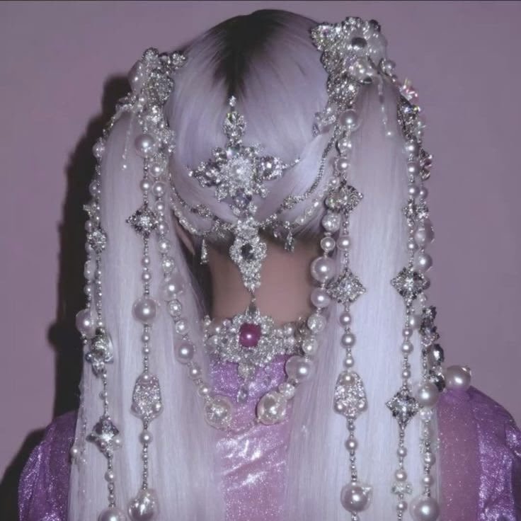 sophiaevaa_'s tweet photo. dreamy lavender hair with pearl and crystal strands https://t.co/4WfMcbfDzG