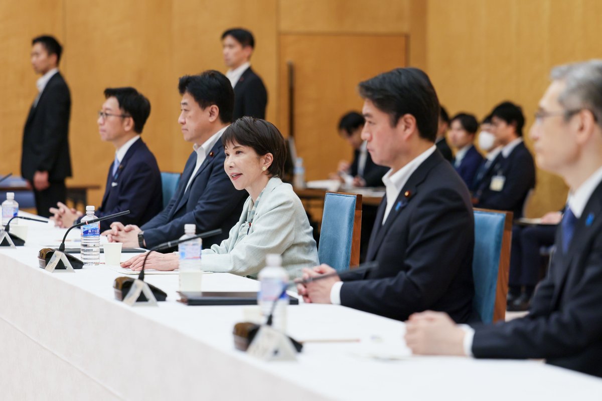 takaichi_sanae's tweet photo. 近年の複雑で厳しい国際環境において、我が国の国益、そして国民の皆様の暮らしや安全を守っていくためには、それらを脅かす可能性のある脅威を迅速かつ正確に把握することが極めて重要です。

官民の重要情報を狙った「サイバー攻撃」、外国の情報機関員が関わる「先端技術の不正流出」、自国に有利なように世論を誘導しようとする「偽情報の拡散」など、様々な脅威が私たちの身近に迫っています。
一方、一つ一つの事象や事案は一見無関係に見えることもあり、外交、防衛、治安、経済、技術といった複数の領域で把握された情報を統合して分析しなければ、全体像を把握することが難しいのも実情です。

このような状況に的確に対処する上で欠かせないのは、まさに、様々な情報を収集・集約し、これを分析する「総合的なインテリジェンス機能」です。

先の国会において、政府におけるインテリジェンス機能の強化を図るため、『国家情報会議設置法案』を提出し、５月に成立しました。

『国家情報会議設置法』は、総理大臣を議長とする閣僚級の「国家情報会議」、そして、内閣情報調査室の後継組織である「国家情報局」を新たに設置することにより、政府におけるインテリジェンス活動の司令塔機能を強化するものです。

法律は7月31日に施行され、既に2回の「国家情報会議」を開催し、各機関が実施する情報活動の重点などを決定しました。

インテリジェンス機能の強化に向けた取組は始まったばかりであり、今後も『国家情報戦略』の策定、「外国による不当な干渉の防止の強化」、「対外情報機能の充実」といった、更なるインテリジェンス改革について、検討を進めていく必要があります。

こうした取組の一環として、本日（9/28）、第1回目となる「インテリジェンス機能の強化に関する有識者会議」を開催しました。

有識者会議には、国際情勢、経済安全保障、先端科学技術、サイバー、情報発信、影響工作、法律など、様々な分野について高い見識をお持ちの皆様にご参集いただきました。

幅広く御意見を伺い、改革を着実に前に進めてまいります。