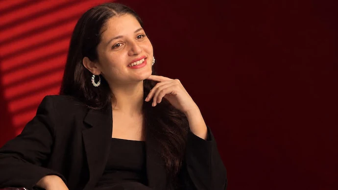 IndiaToday's tweet photo. Actor and social media influencer Divya Shinde, known for her appearance on Bigg Boss Marathi 6, has been arrested by the Pune Police in connection with an alleged physical assault and Rs 5 lakh extortion case involving a 65-year-old retired medical officer.
Read more: https://t.co/okkEODGTcl

#SocialMedia #DivyaShinde #BiggBoss #PunePolice | @OmkarAsks