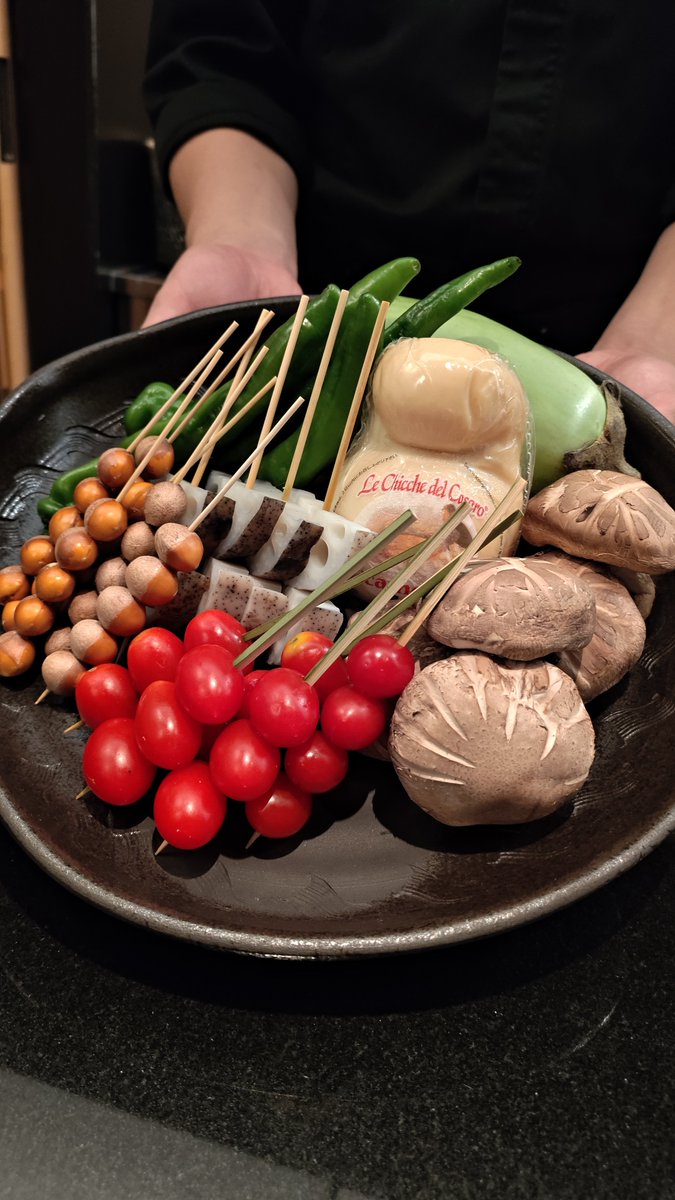 mokimoki530's tweet photo. お好みで選べる串は銀杏とどんこにしました
〆は濃厚な卵黄の卵かけご飯と追加で鶏出汁の醤油ラーメンでした
卵かけご飯も美味しかったし、ラーメンスープが鶏の香りと旨味が凝縮されていて、気分はお代わり欲しかったほど✨
ごちそうさまでした😋 https://t.co/u9XilXElAz