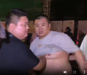 xavixavi592705's tweet photo. シアヌークビルでバイクの中国人が男性と衝突し男性が重傷
中国人が仲間の中国人達を呼び出して、記者らを襲撃し携帯を破壊
https://t.co/KnaypwiGue https://t.co/kk2F0ShvG3