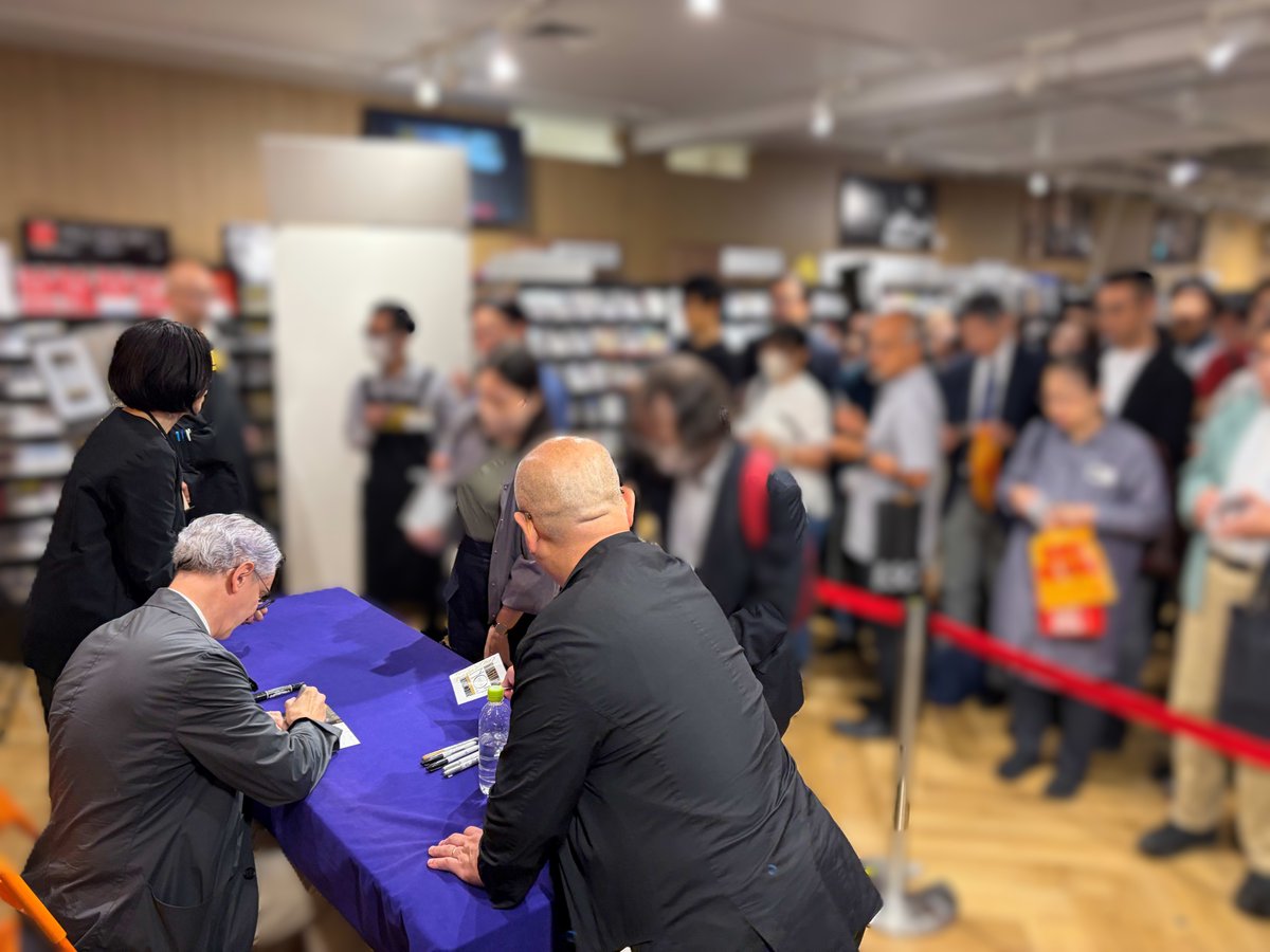NHKSO_Tokyo's tweet photo. 〈ファビオ・ルイージ、ファンとの語らい〉

#ファビオ・ルイージ は、今回の来日で #N響 を5演目12公演振ることになっていて、いつもより日本滞在が長く、各種イベントでお客様と交流する機会が増えています。

20日の足利公演ではプレトークに参加し、この先自作の香水について語るイベントも予定されています (募集終了)。

おとといの土曜日には、定期公演の後、渋谷の有名なレコードショップに向かい、マーラー《交響曲第5番》のCD発売を記念したトーク＆サイン会に参加！

ファンからの「もし今作曲家に会えるなら、誰とどんな話をしたい？」との質問に、

「ひとりだけならモーツァルト。なぜあんなに素晴らしいオペラや後期の交響曲を書けたのか。なぜ《フィガロの結婚》を題材に選んだのか…」

と答え、会場を大いに沸かせていました。

今回のルイージとN響の共演、あとは《復活》と《トスカ》を残すばかり。
引き続きご期待ください！
https://t.co/Uqvs8vJFel