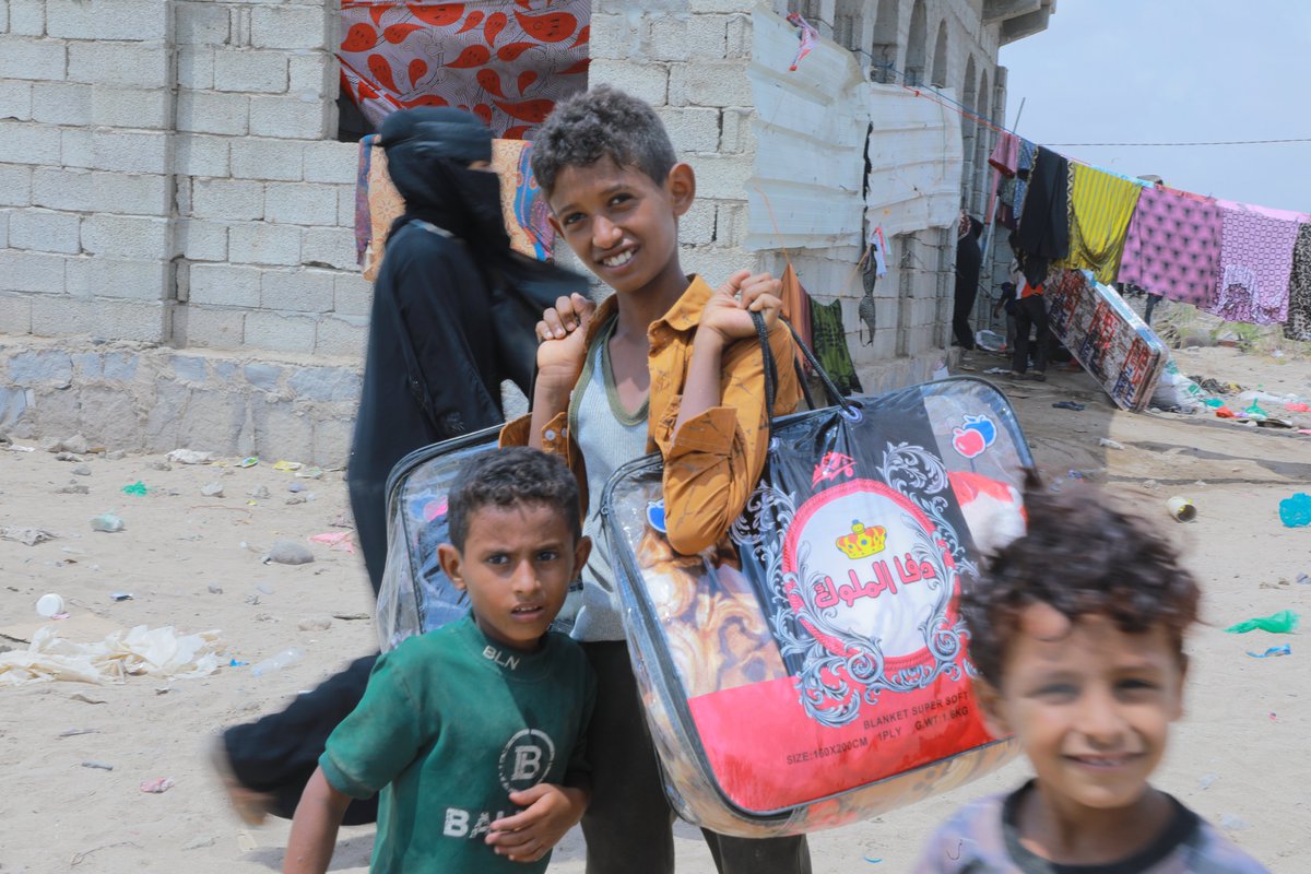 ecirkapisiresmi's tweet photo. 📍 YEMEN - ACİL YARDIM

Yemen’de yeniden başlayan çatışmalar insani krizi daha da derinleştirdi. 

Çatışma ve göçün yoğunlaştığı yerlerden birisi olan Yemen’in Lahic vilayetinde, savaştan etkilenen ve yerinden edilmiş ailelere yönelik acil insani yardım dağıtımı gerçekleştirdik. 

Zor şartlar altında hayat mücadelesi veren bölge halkının gıda ve barınma ihtiyaçlarına destek olmaya gayret ettik.

Rabbimiz hayır sahiplerimizin infaklarını kabul, bereketli ve daim eylesin. 🤲