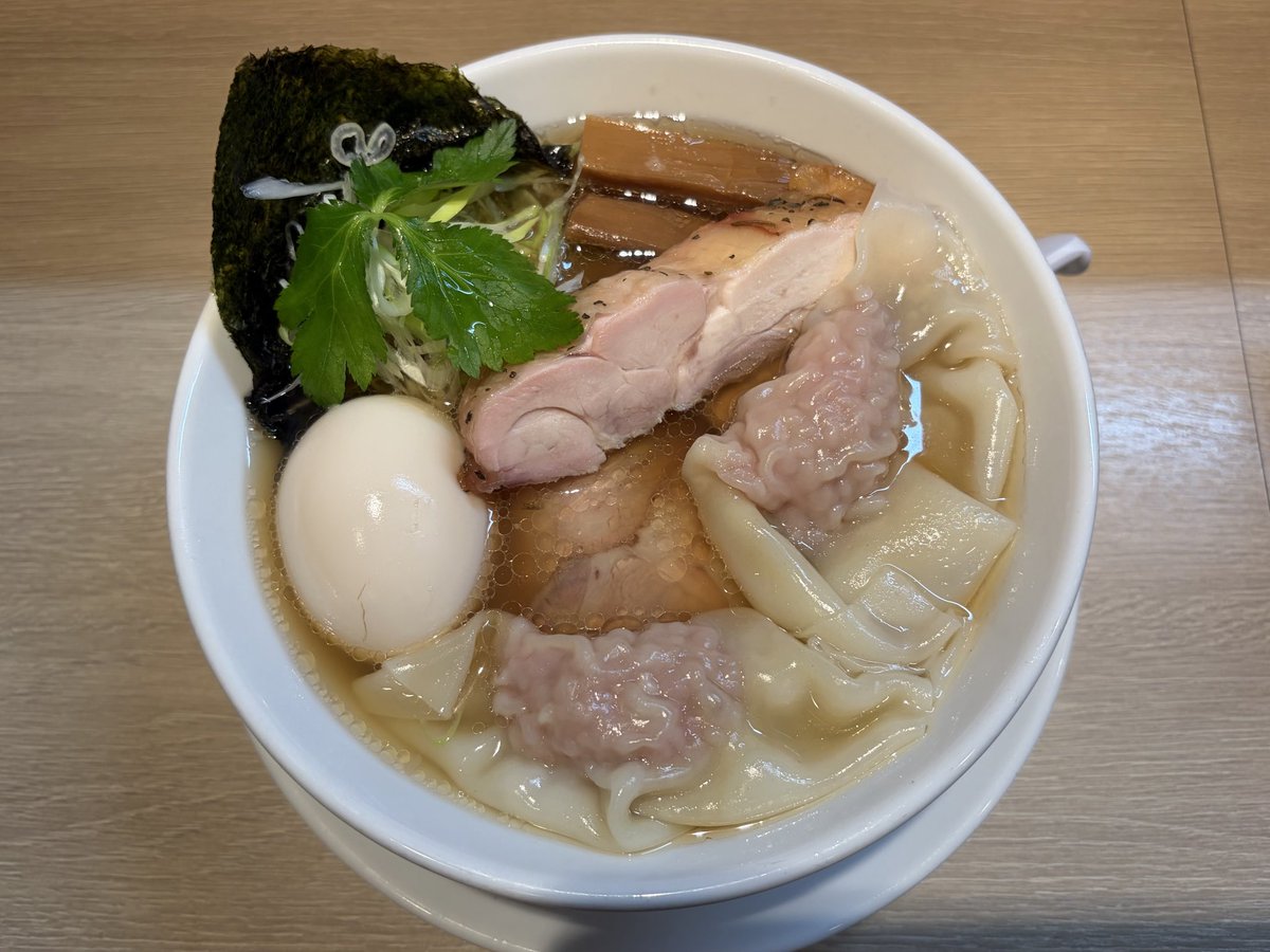 terrahydor's tweet photo. 特製宗田香る塩そば
1700円
@らぁ麺蒼空

雨が続くと冷え込みますね〜☔️
そんな日には温かいラーメンを…というコトで、夏季限定塩そば第3弾(？)の宗田節が効いた一杯を頂きました🍜もちろん特製で👍🏻
美味いッ😋この前の鯖節よりも好みだ🎵秋刀魚節でもやってくれないかな🥺
ごちそうさまでした✨✨ https://t.co/kRrPYkwEXf