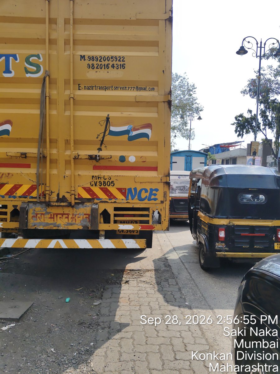 discoveryofmaha's tweet photo. Illegal huge truck parked on busy Andheri Kurla road before mtnl turn way coming from sakinaka signal. 
Worst traffic senior of sakinaka division request to suspend her on urgent basis. 
@MTPHereToHelp @MumbaiPolice @CPMumbaiPolice @CMOMaharashtra @Sakinaka_PS https://t.co/t8Ds2fei0C