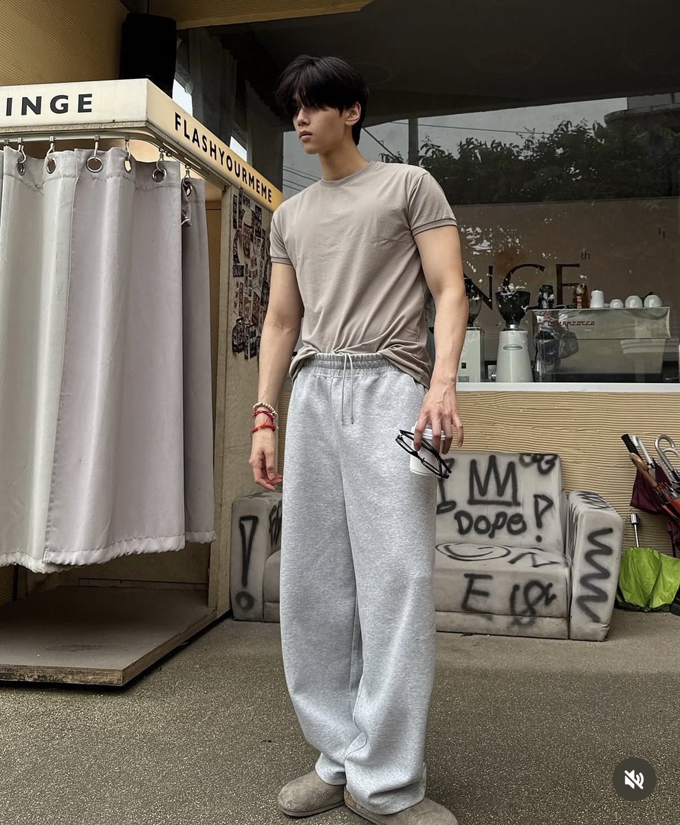 JananiIlan12447's tweet photo. JoongDunk already have some of the same clothes, so they really thought it would be hard for us to figure out whose clothes Dunk is wearing. 😭🤣

THEY’RE SO CLEVER. 👀
But sorry… WE STILL CAUGHT YOU RED-HANDED. 😭🤏🏻

NOW WE GOT THE ANSWER. 😭🤣

Nice try, JoongDunk. WE SAW THAT. 👀