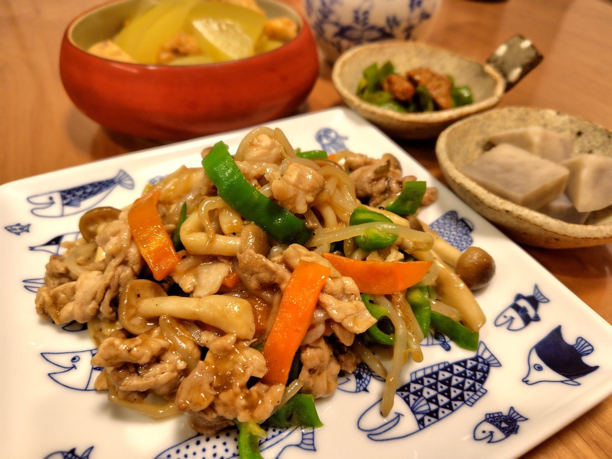 AC_cooking's tweet photo. 晩ごはん。

豚肉と野菜のオイスター炒め、冬瓜とタコ蒲鉾の炊合せ、親芋の煮物、昨日の残りおかず。

オイスター炒めの時は、鶏ガラベースでオイスターソースと醤油を1:1の割合で味付けすると食べやすい味に。

#料理人のお家ごはん https://t.co/FuRgMLBJna