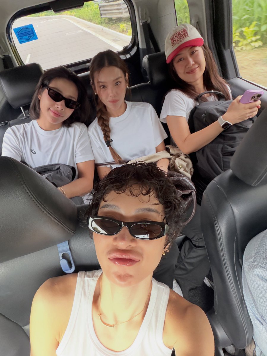 withKaewNatruja tweet picture