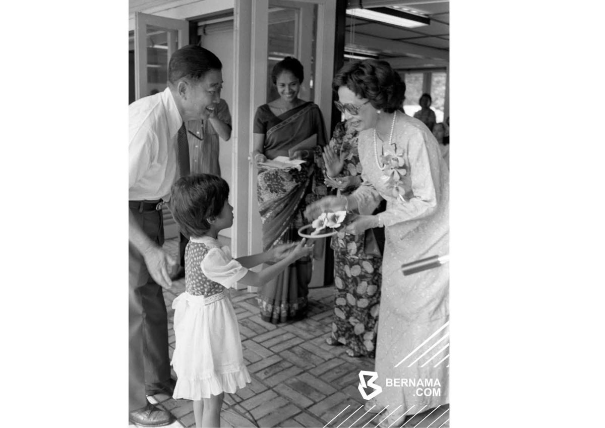 bernamadotcom's tweet photo. Long before she became known as the woman beside a Prime Minister, a young Hasmah Mohd Ali of Klang dreamt of becoming a journalist.

But life took her down a different path, and the young lady who would eventually become known as Tun Dr Siti Hasmah would instead go on to make history herself.

She died at the age of 100, leaving behind a legacy deeply rooted in Malaysia’s rural communities. She was not only a devoted spouse, but a pioneering doctor who helped transform public health.

Medicine wasn't her first love, but it became her life's masterpiece. In 1947, she entered Singapore’s King Edward VII College of Medicine as the only Malay woman among a largely male student body.