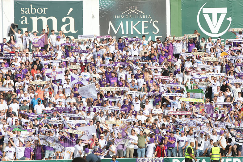 ElSoldAntequera's tweet photo. 🟢⚪️📰 #Antequera #Fútbol ⚽️ #PrimeraRFEF
👉 Los aficionados del Real Jaén llenaron restaurantes, calles y parte del graderío de El Maulí. Más de un millar de seguidores.
⤵️ Toda la crónica: https://t.co/jOJprsei5d https://t.co/JHAAFqMAzj