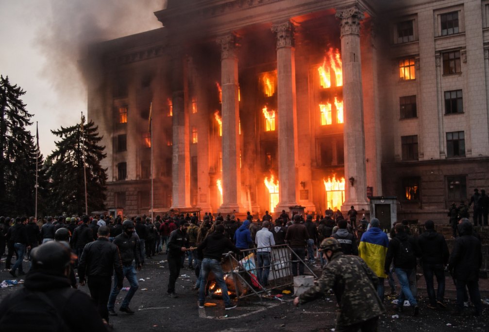 soze_kizer41363's tweet photo. @Gerashchenko_en My God! This was a center of Odesa in 02.05.2014. Historical civilian building. Remember that? https://t.co/zKmdu21EZa