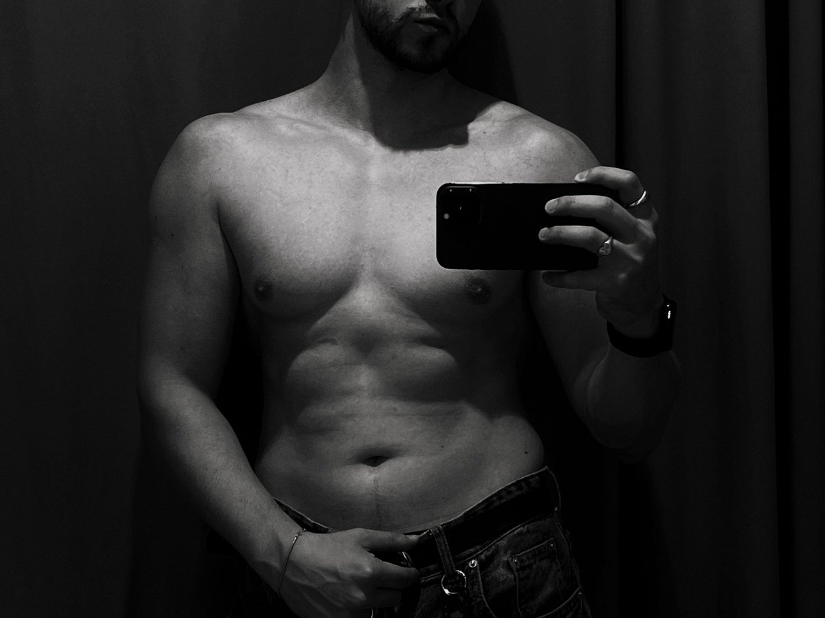 andykrtr's tweet photo. bad news for the fitting room: i’m coming in https://t.co/WgAgkvS4Bm