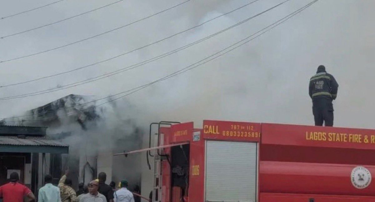 NigeriaStories's tweet photo. BREAKING: a fire has been reported at Customs office in Lagos and it has destroyed roperty worth millions of naira https://t.co/L08BGvOhdy