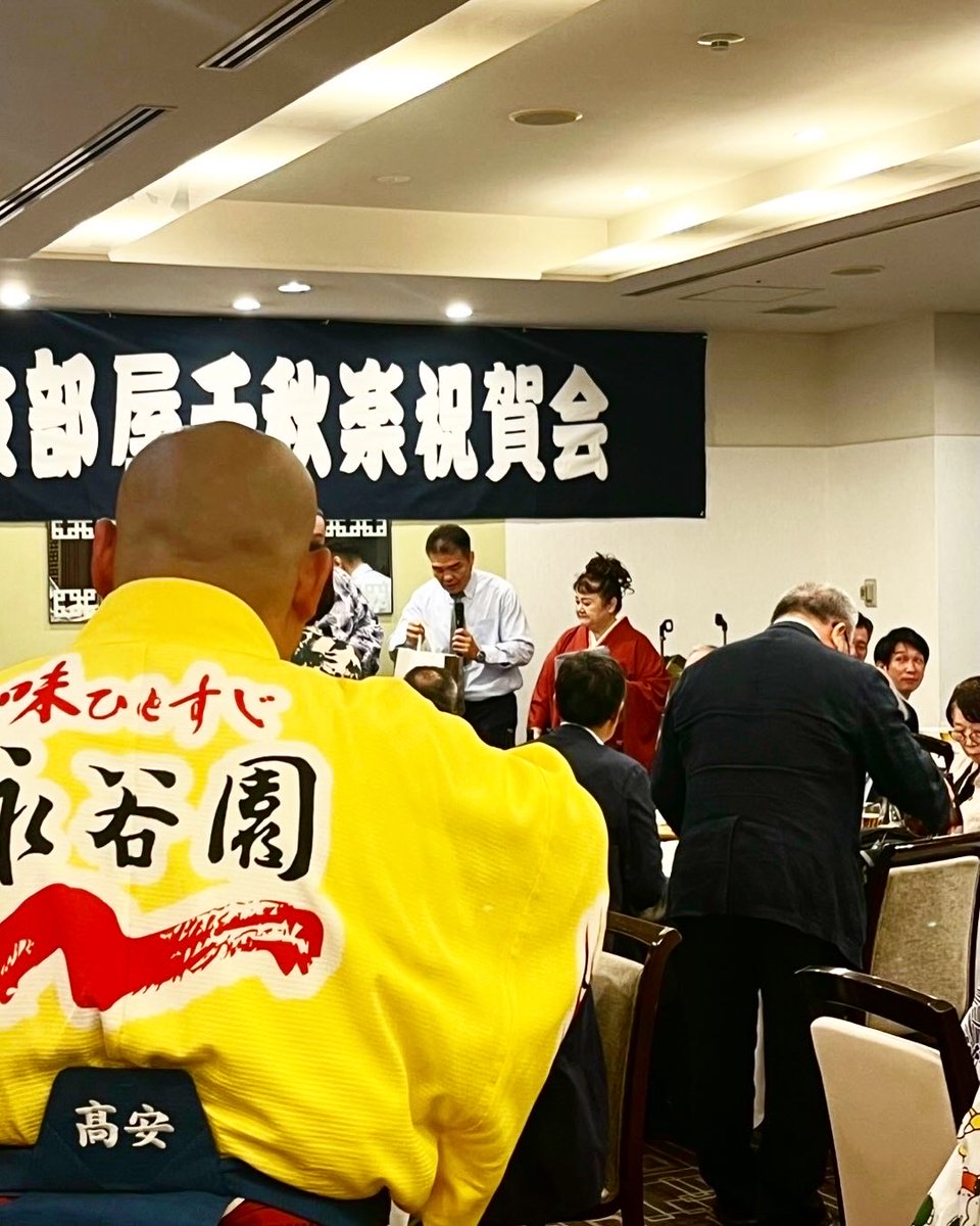 Tenchukentukiko's tweet photo. 昨日は片男波部屋9月場所千秋楽祝賀会に参加させて頂き、司会をさせて頂きました。
親方に、自由に楽しくやってくださいと言っていただき、楽しく賑やかな会でした。玉鷲関は幕内に上がられるようで、よかったです https://t.co/0jZSo1WQFd