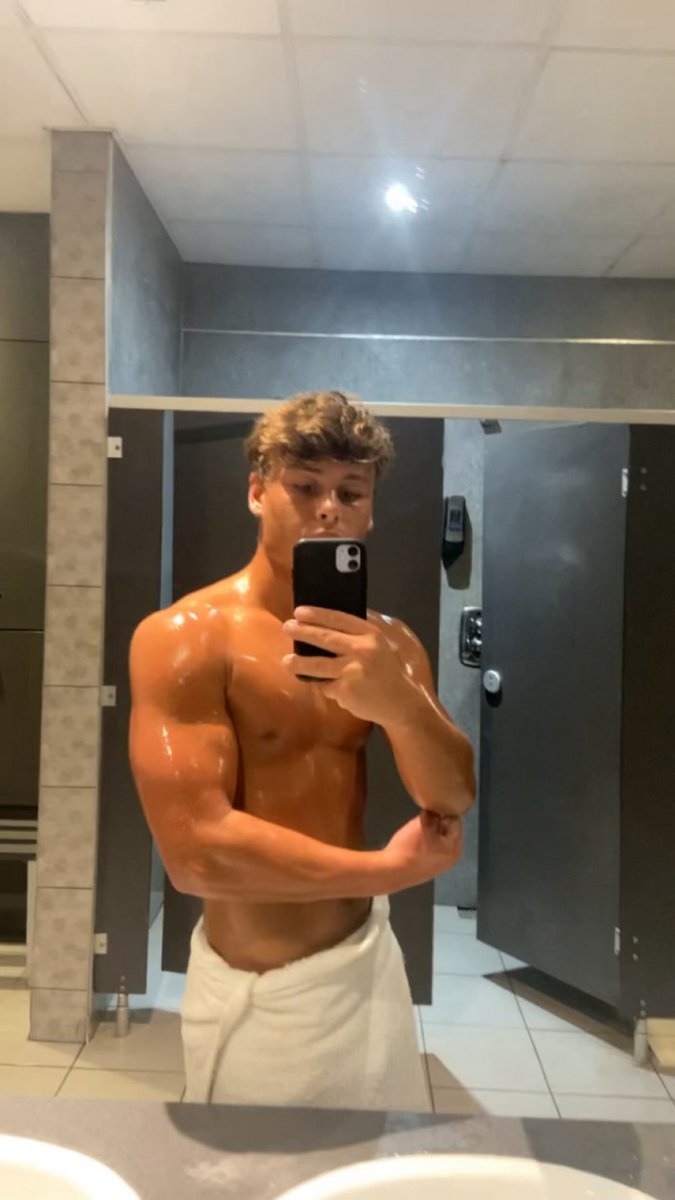 C_R96o's tweet photo. Watch what happened in the hotel💦

https://t.co/zb5QdsitZa https://t.co/lIufDdHcYI