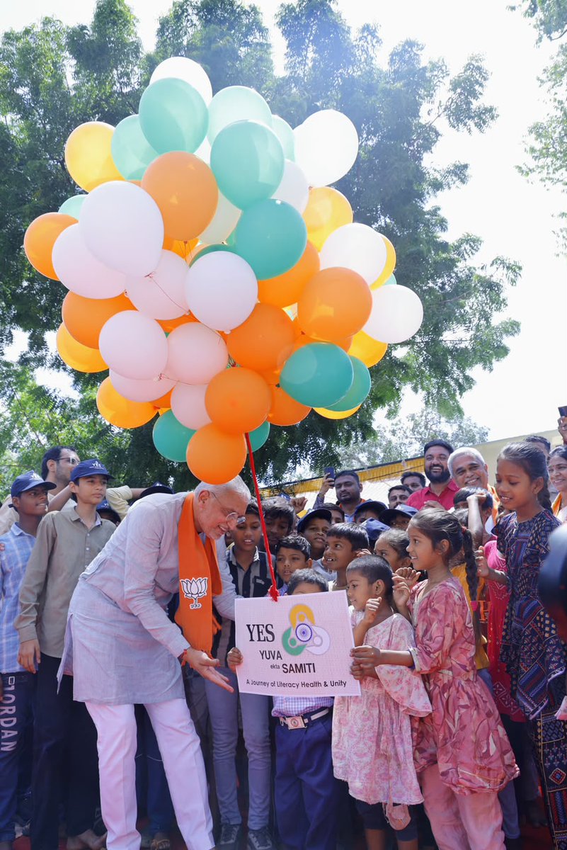 iJagdishBJP's tweet photo. બાળકોની સંગે, ઉડ્યા ફુગ્ગા, ખીલ્યાં સ્મિત! 🎈

📍 સાગોળપુરા, જિ. આણંદ https://t.co/gygOOqOR2S