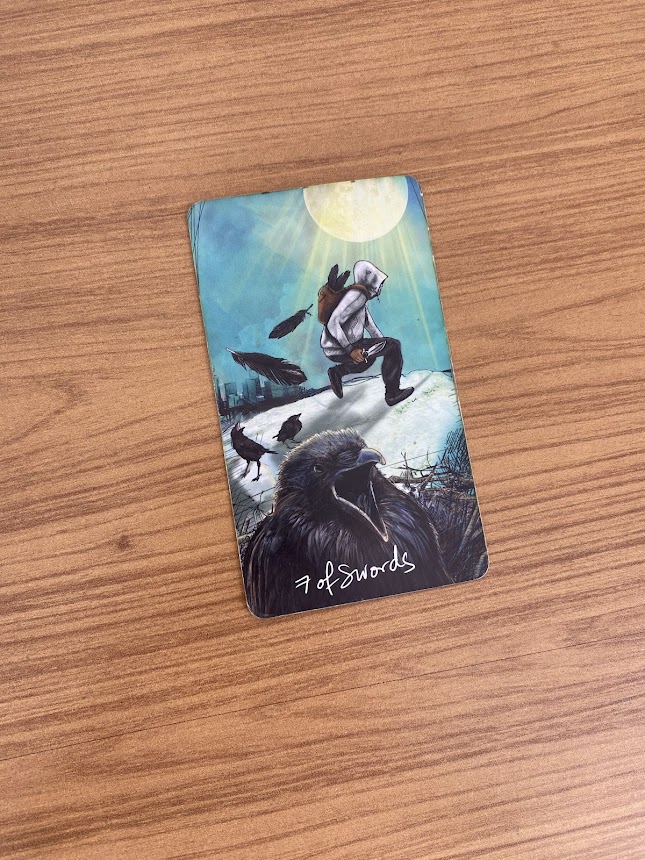 luandsoaress's tweet photo. ♏ Escorpião – Tarot da Semana

Talvez você esteja cansada(o) porque está tentando dar conta de coisas demais ao mesmo tempo. E, nesta semana, o convite é para parar de viver no automático e começar a pensar em como tornar a sua rotina mais leve. Sei que a vida é cheia de responsabilidades e que, muitas vezes, parece não sobrar tempo para você. Por isso, organize uma rotina flexível, crie momentos de cuidado e, principalmente, observe o que está roubando a sua vitalidade: pessoas, comportamentos, padrões e situações que te deixam para baixo. Escolha o que realmente merece a sua energia! Cuidar da própria vida também significa saber do que você precisa se afastar.