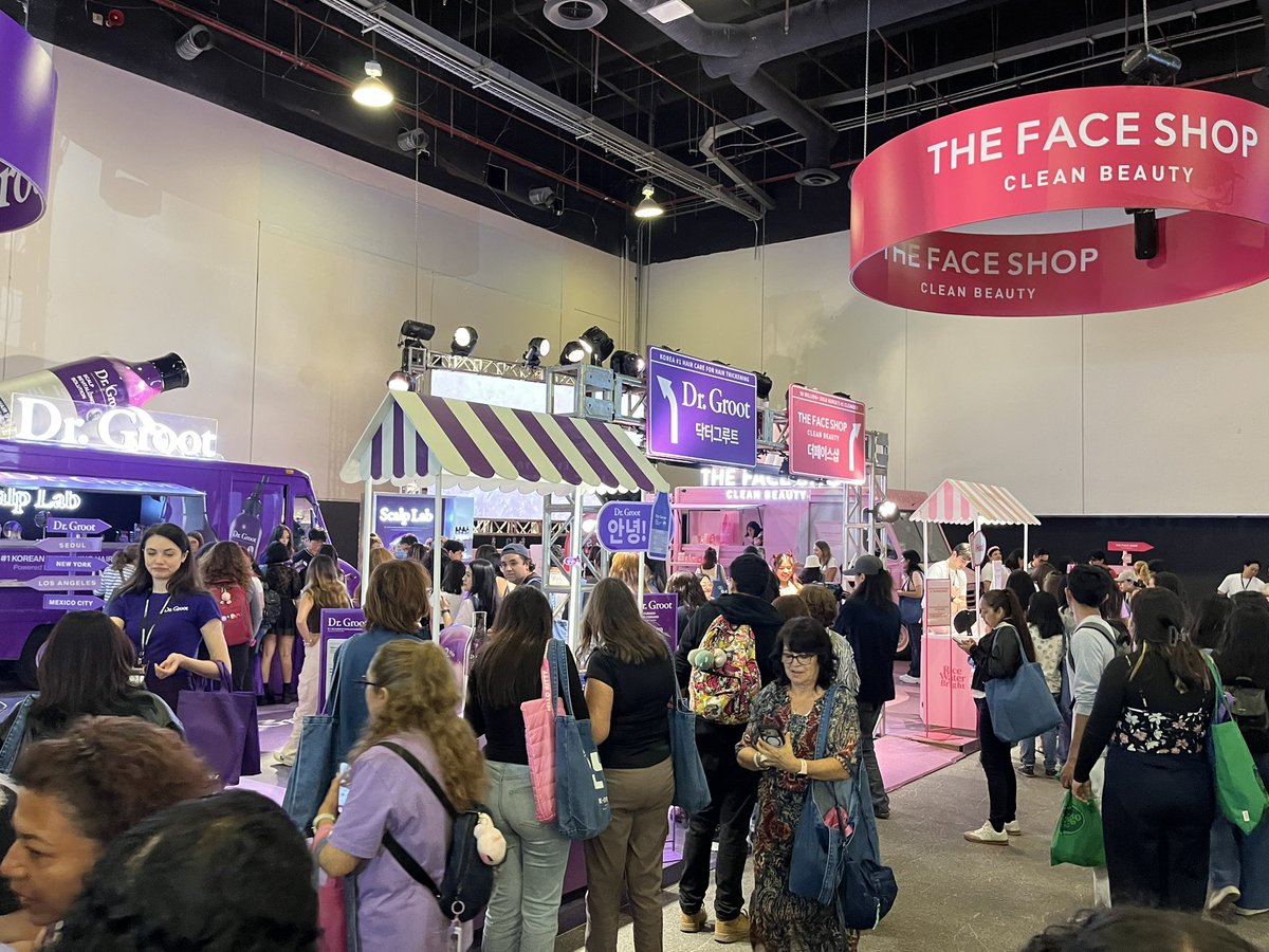 FVR_TaxMan's tweet photo. Sobre la K-Expo México 2026, el fin de semana el WTC estuvo abarrotado por muchas personas que amamos la cultura coreana, ya sea por K-pop, k-drama, etc., una experiencia fantástica incluso por las filas kilométricas para el ingreso. 🇲🇽🫶🏻🇰🇷 #kexpomexico #kexpo https://t.co/m4jwiZzQ3O
