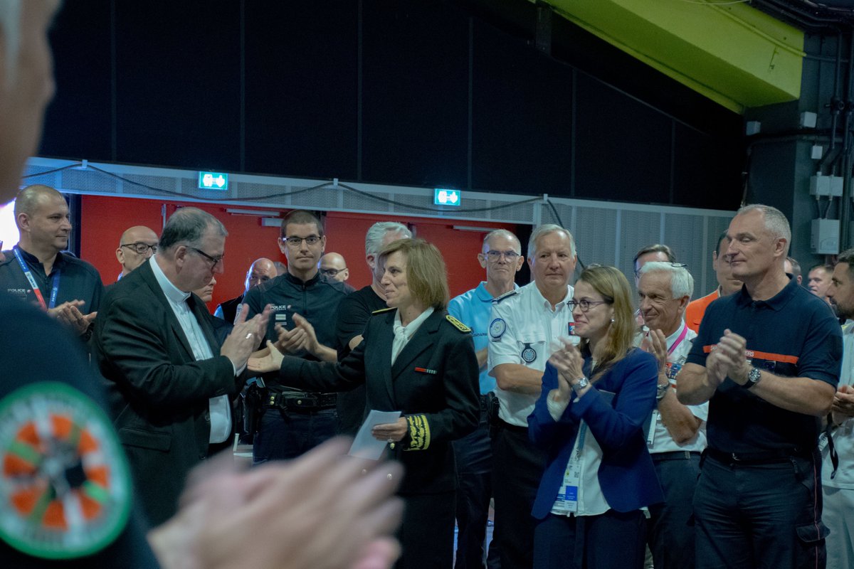 Prefet65's tweet photo. #VisitePape | Mme Sibylle SAMOYAULT préfète des Hautes-Pyrénées remercie toutes les femmes et hommes mobilisés pour la visite du Pape Léon XIV à Lourdes: forces de l’ordre, secours, services de l’État, collectivités, Sanctuaire et partenaires. Merci aux pèlerins et habitants. https://t.co/04azzQgVKQ