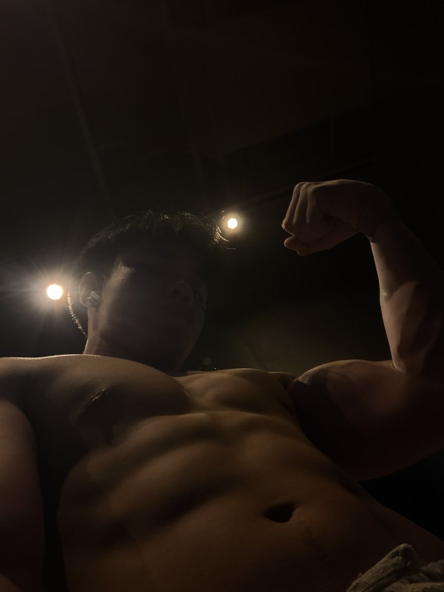 yunishinoah's tweet photo. bicep-tember, i guess? https://t.co/pjWk1Ztu7J