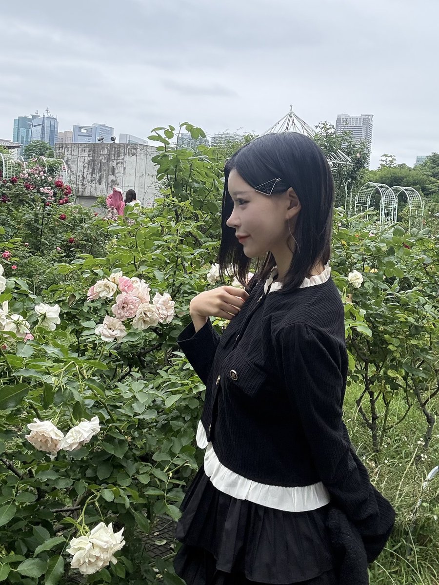 coco_dollulu's tweet photo. 春にバラ園行った時の〜
若干逆行で顔が暗い笑
実はエクステです🤫 https://t.co/tJCj4FU4CC