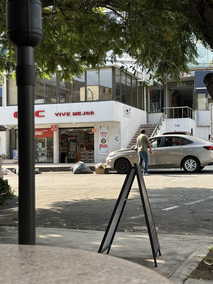 ViveLasLomas's tweet photo. @UCS_GCDMX @ecoParq @inveacdmx @SEDEMA_CDMX @SSC_CDMX @AlcaldiaMHmx @MHPrevencion Aquí está el franelero responsable. Apúrense para que lo hagan responsable! Ya pasó una patrulla, ve la basura y nada de nada, ve la basura como si fuera decoración urbana… https://t.co/ZqgJV85dyB