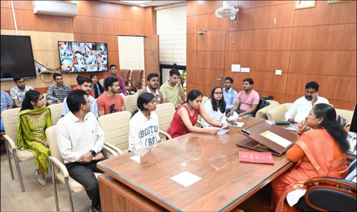 NCBC_INDIA's tweet photo. नई दिल्ली, राष्ट्रीय पिछड़ा वर्ग आयोग कार्यालय में माननीय अध्यक्ष साध्वी निरंजन ज्योति जी से केंद्रीय विद्यालय और नवोदय विद्यालय के अभ्यर्थियों को OBC-NCL प्रमाण पत्र सत्यापन में आ रही समस्याओं को लेकर प्रतिनिधिमंडल ने भेंट की। माननीय अध्यक्ष जी ने समस्या का संज्ञान लेकर यथोचित समाधान हेतु आश्वासित किया।