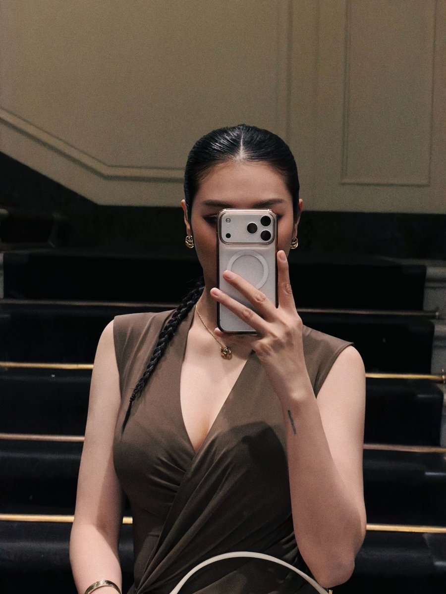 FFabel_Ent's tweet photo. FAYE × FERRAGAMO SS27 ✨

@Ferragamo @malisorn00 

#FerragamoXFaye
#FerragamoSS27
#Ferragamo
#FerragamoCaraBag https://t.co/HmDZzZK8IU