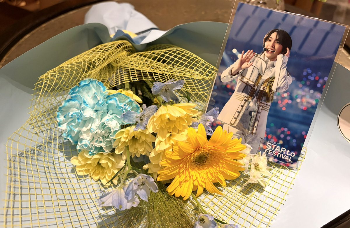 adaada0929's tweet photo. 慶くん21歳のお誕生日おめでとう！！💙
この花束は写真のようなキラキラアイドル慶くんにぴったりだと思って選んだよ✨️慶くんに出会えて毎日がとっても幸せ( ；꒳​；  )本当にいつもありがとう！！！21歳の慶くんに沢山の幸せが訪れますように🌟
 #阿達慶誕生祭2026 #阿達慶誕生祭 https://t.co/rPkzl0b9dT