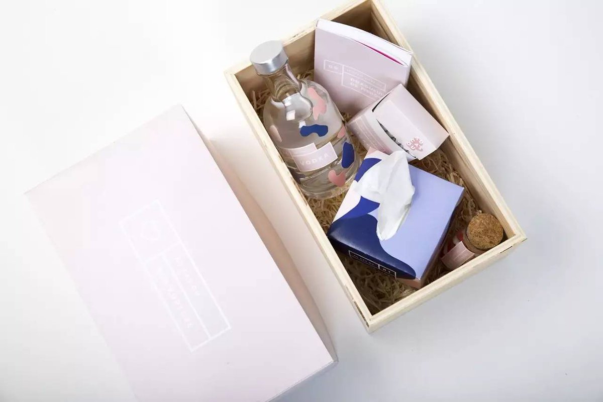 heidi_thom__483's tweet photo. Just unpacked my long-awaited mini skincare set from the official store! The packaging is so delicate, can’t wait to try the products tonight https://t.co/lCI5n35b2b