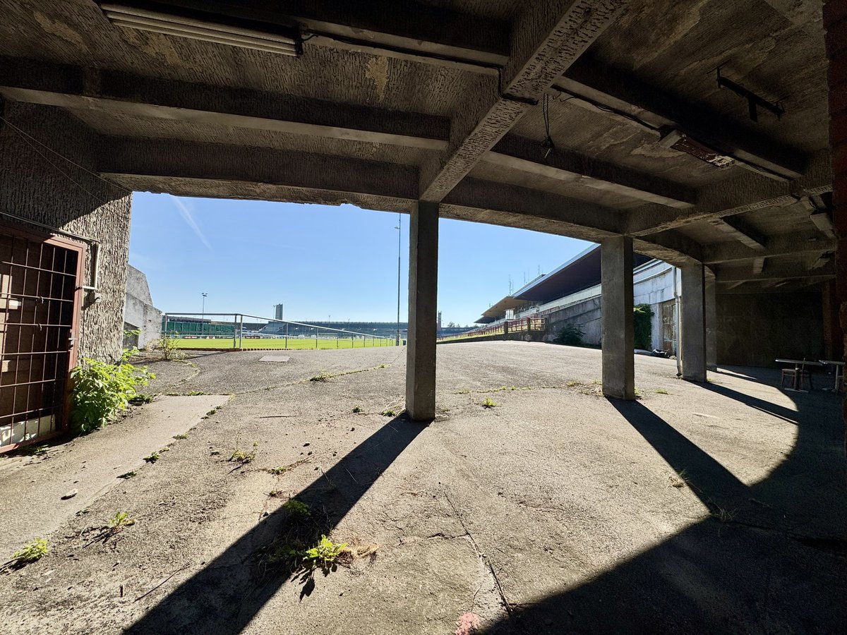 SimonPeach's tweet photo. In Prague for Czechia v England. Spotted a giant stadium so went to check it out. Turns out it was Great Strahov Stadium - a vast venue with a dark history that could hold up to 250,000. Sparta have built their training ground, inc. eight pitches, within the crumbling stands 🏟️🇨🇿 https://t.co/ZExpysGyJo