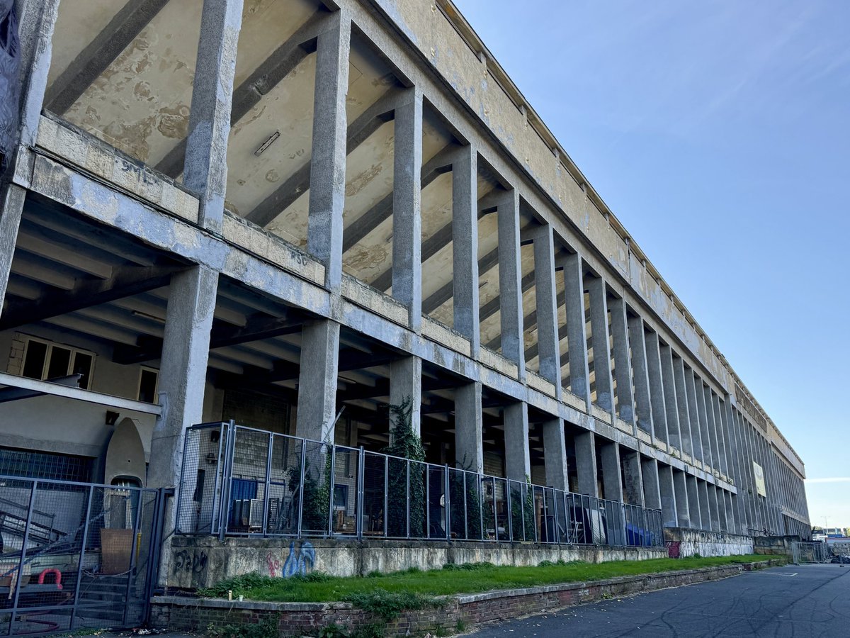 SimonPeach's tweet photo. In Prague for Czechia v England. Spotted a giant stadium so went to check it out. Turns out it was Great Strahov Stadium - a vast venue with a dark history that could hold up to 250,000. Sparta have built their training ground, inc. eight pitches, within the crumbling stands 🏟️🇨🇿 https://t.co/ZExpysGyJo