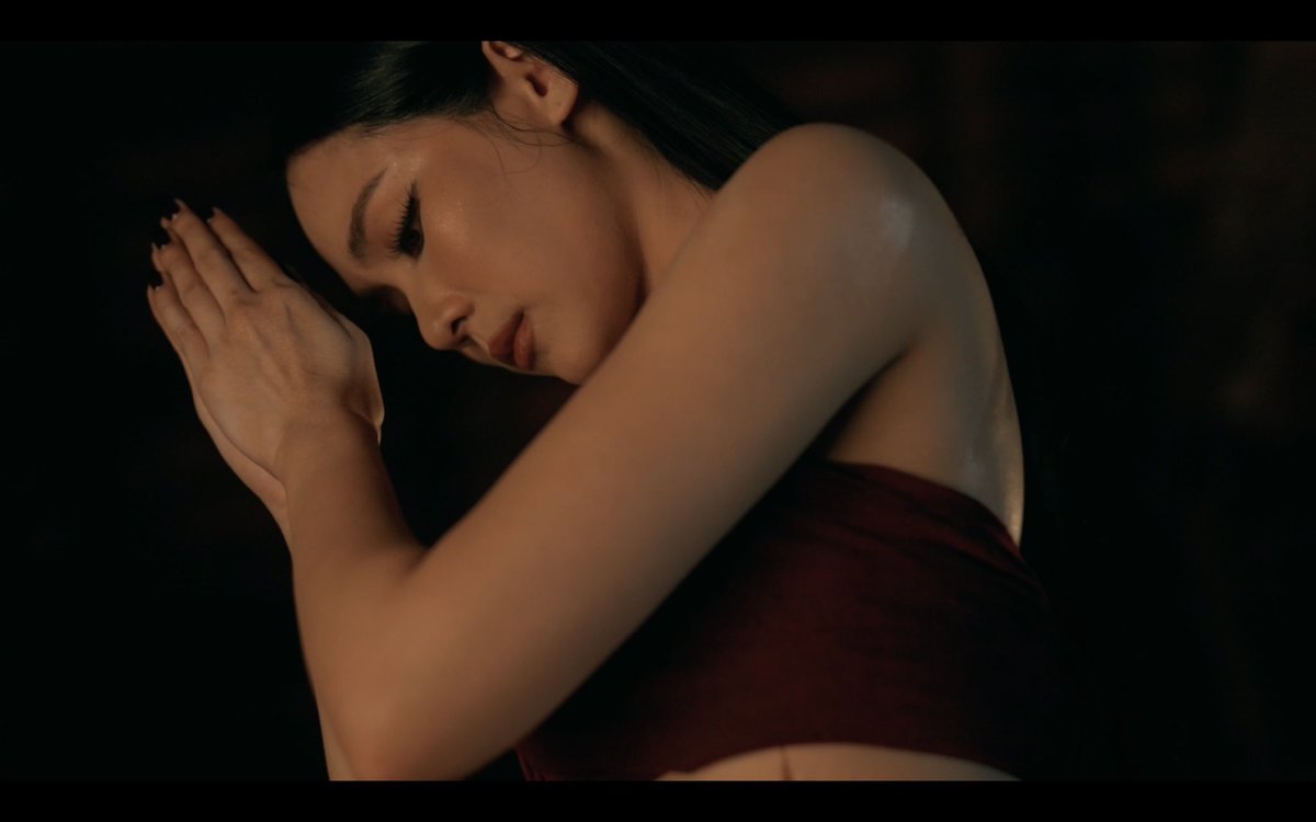 choosebp's tweet photo. ela ABSURDAMENTE gostosa quando está com os trajes de xamã, mas aí aparece sem a skin e vira uma fofinha 😭😭 e mesmo assim continua sendo uma mulher linda DEMAIS, o contraste dessa mulher é simplesmente inacreditável, eu quero ela pra mim https://t.co/Tml5qlC7AZ