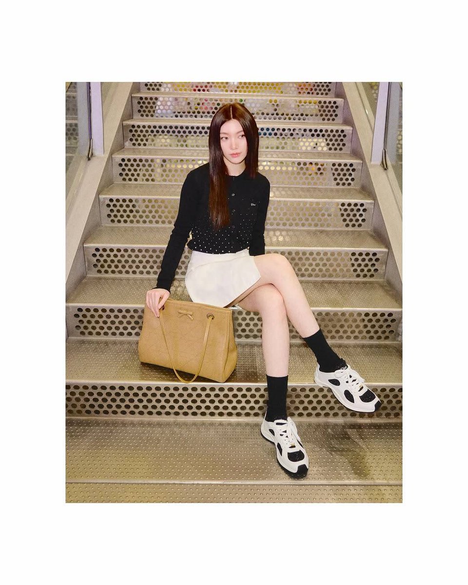 LingOrm_BH's tweet photo. ตัวแม่เค้าโพสกันท่านี้ค่ะ 💅🏻👜✨🗼

LINGORM FLY TO DIOR PFW
#LingOrmDiorAirportLook
#LinglingKwong #OrmKornnaphat
#LingOrm #Dior #DiorSummer27 #PFW https://t.co/QOBTj443aY