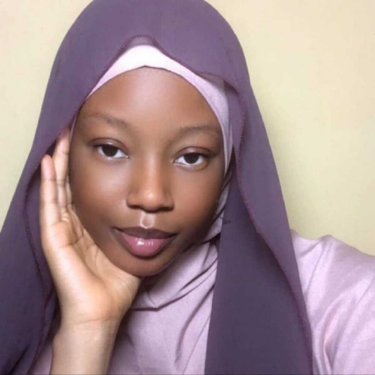 __Maryamerh's tweet photo. I look like I’m alright but Wallahi I need a husband 🥰🙏 https://t.co/YrsWzo9Zn1