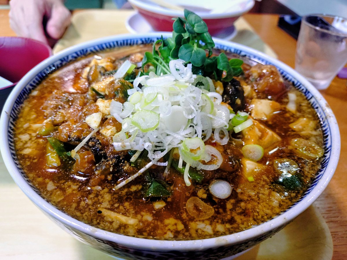 MachakoMeetsyou's tweet photo. 今日1日で食べた(特に)美味いヤツ

「釜めし屋さんのマーボーラーメン」が美味いってことが驚きだけど
そもそも釜めしが誠に美味✨

新潟県民の味・もも太郎が
ソフトクリームで濃厚なのヤバい🍦

枝豆はもうそろそろ終わりかなぁ……
でも香りも味もしっかりしてて
酒が止まらん

幸せな胃袋で寝ます https://t.co/tqe1YSDh5f