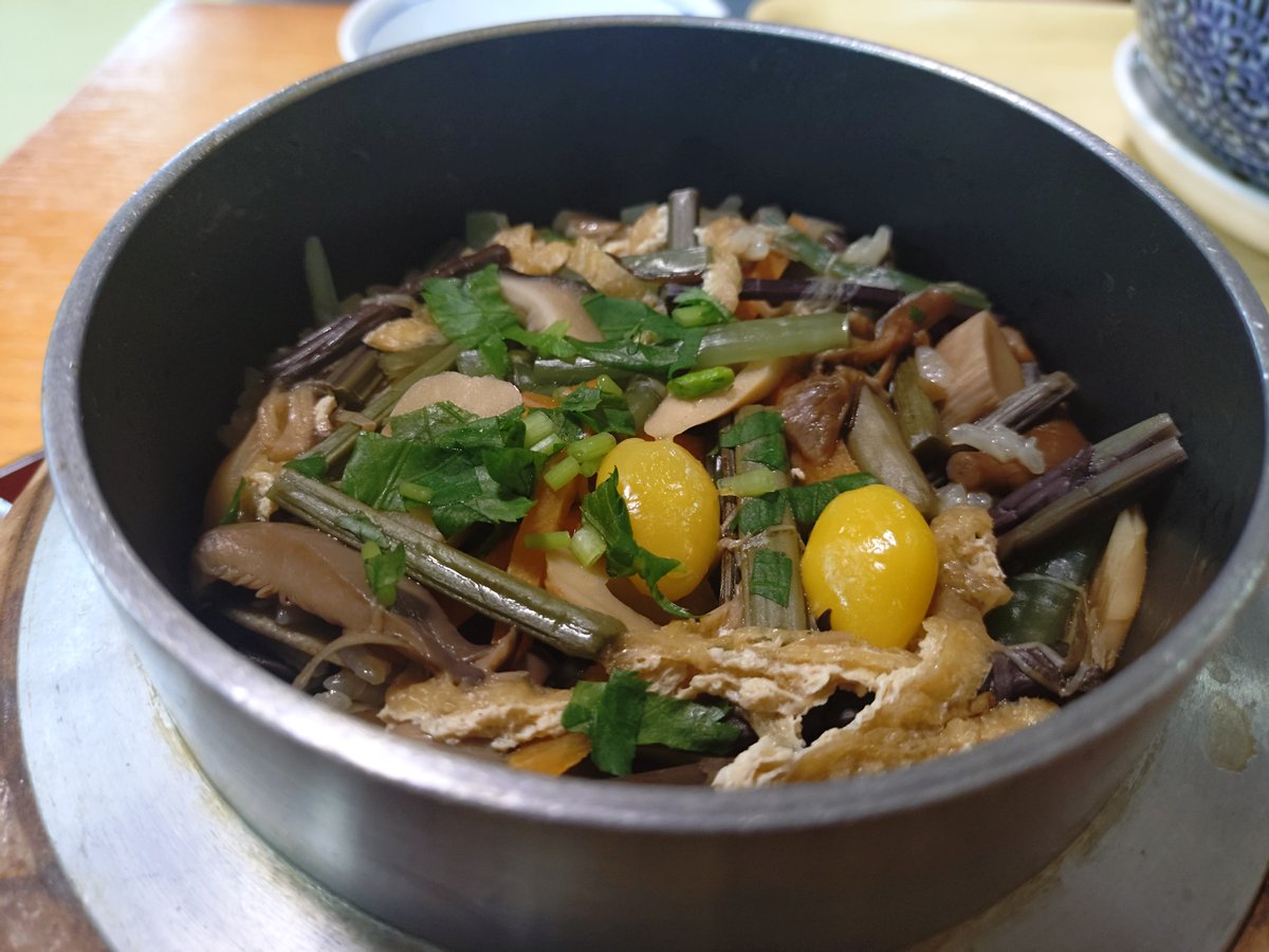 MachakoMeetsyou's tweet photo. 今日1日で食べた(特に)美味いヤツ

「釜めし屋さんのマーボーラーメン」が美味いってことが驚きだけど
そもそも釜めしが誠に美味✨

新潟県民の味・もも太郎が
ソフトクリームで濃厚なのヤバい🍦

枝豆はもうそろそろ終わりかなぁ……
でも香りも味もしっかりしてて
酒が止まらん

幸せな胃袋で寝ます https://t.co/tqe1YSDh5f
